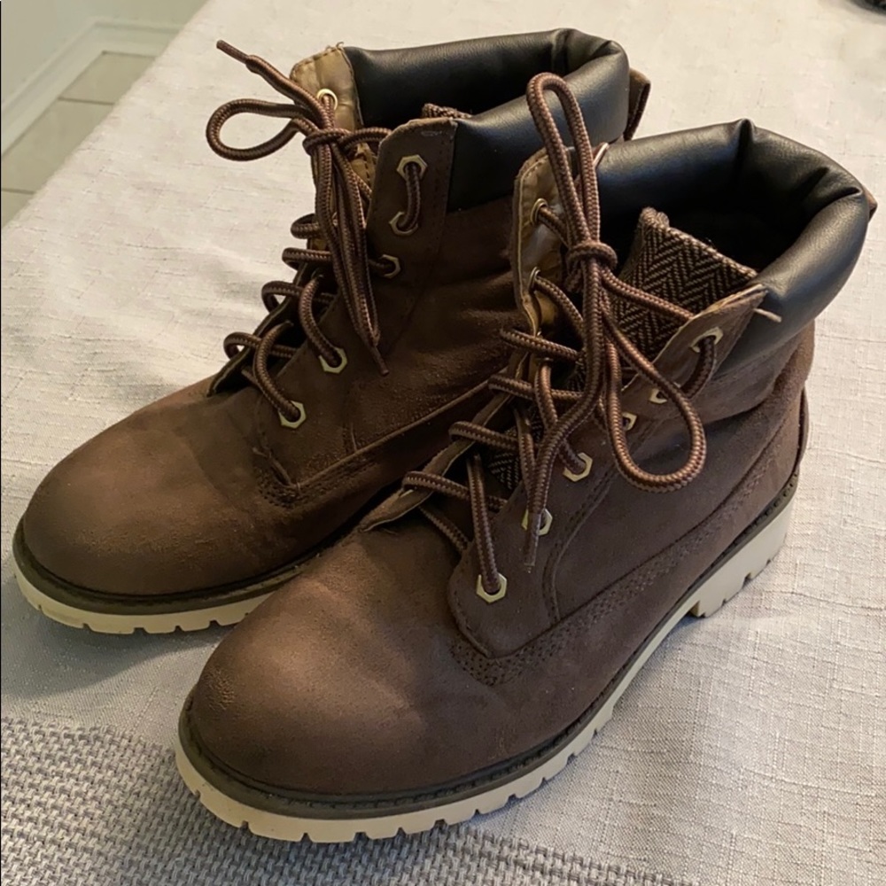 Women’s size 7 shoes
